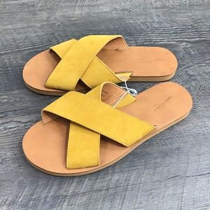 🆕 UNIVERSAL THREAD | Cross Over Sandals